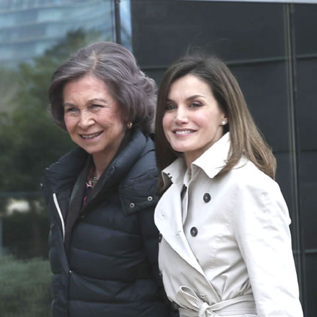 El vídeo con los significativos gestos de doña Letizia a doña Sofía a su llegada al hospital