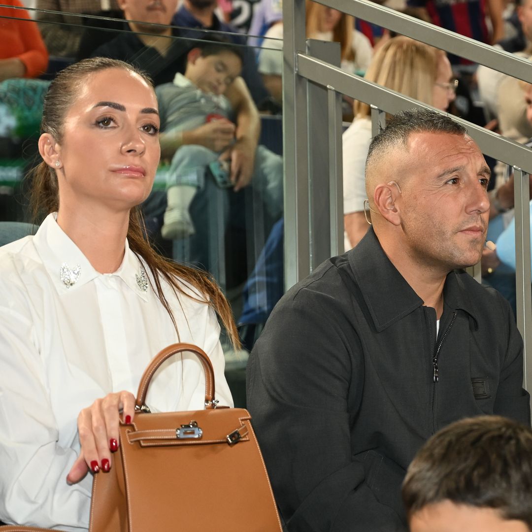 Santi Cazorla reaparece con su mujer tres meses después de retirarse para apoyar a Messi en Oviedo