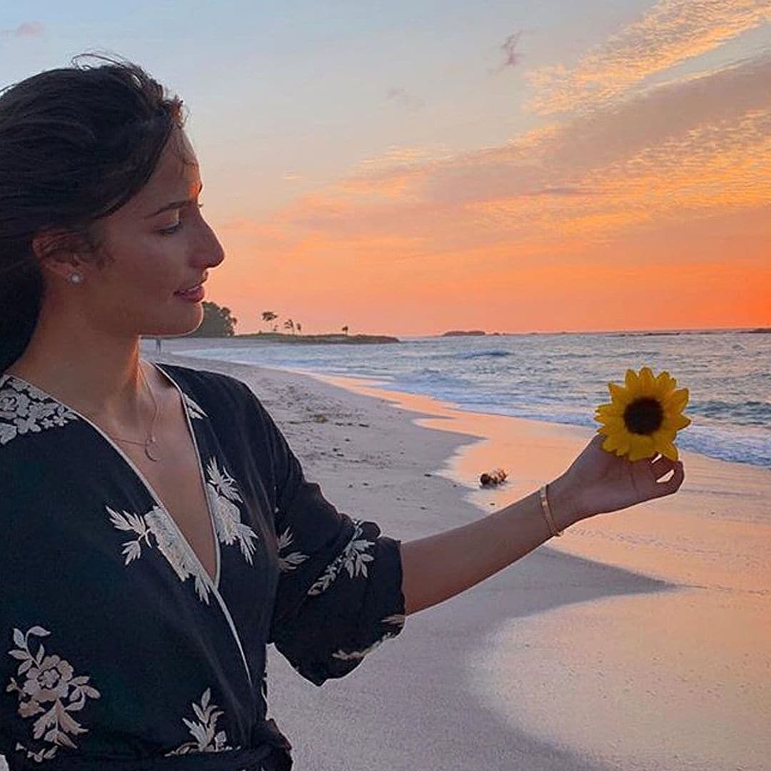 Rachel Valdés muestra el romántico paseo con Alejandro Sanz en la playa con homenaje al cantante incluido