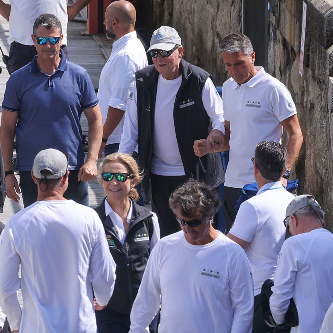 La infanta Elena se une por sorpresa al rey Juan Carlos en la jornada de regatas en Sanxenxo