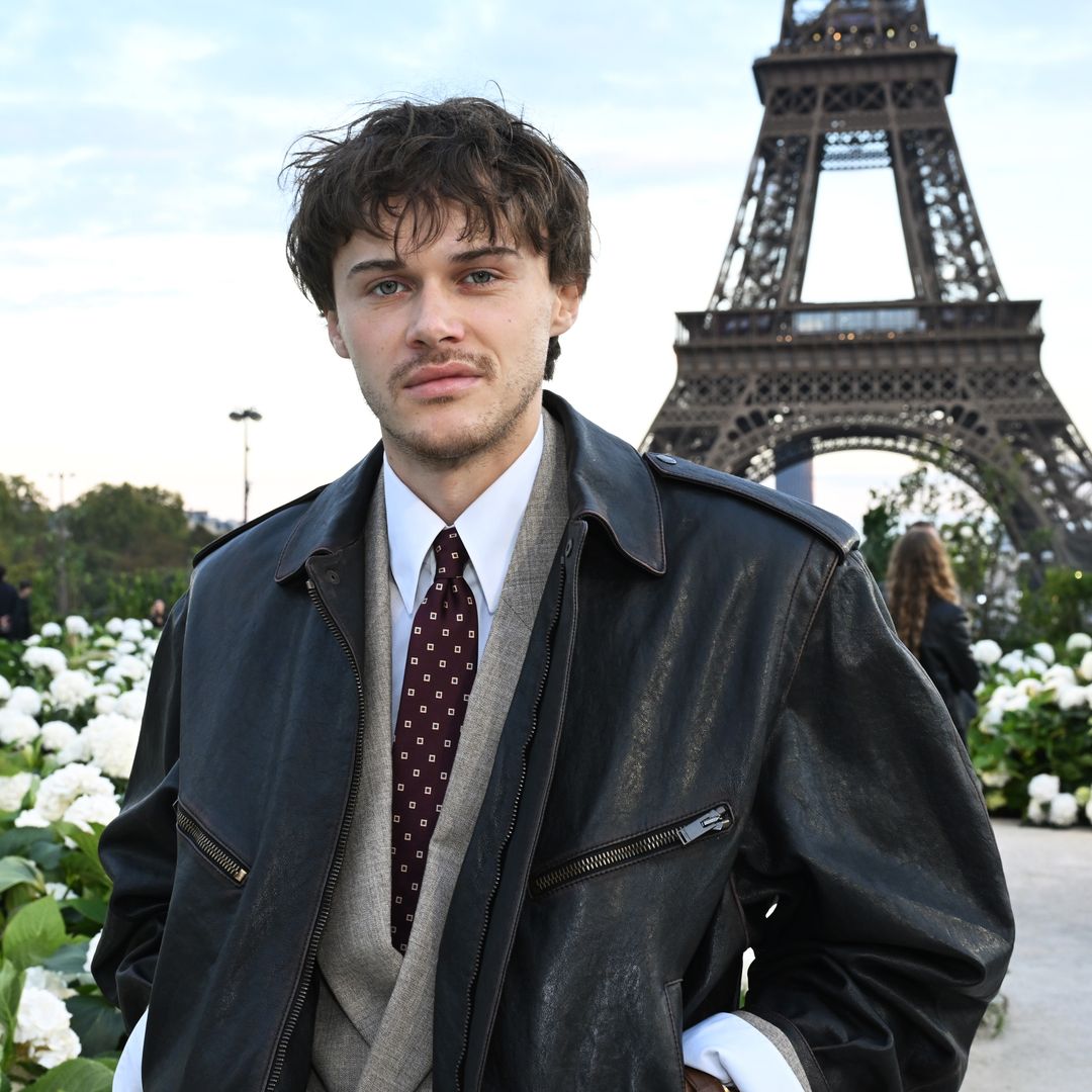 Christopher Briney, Conrad en 'El verano en que me enamoré', reaparece con nuevo look y serie en HBO Max