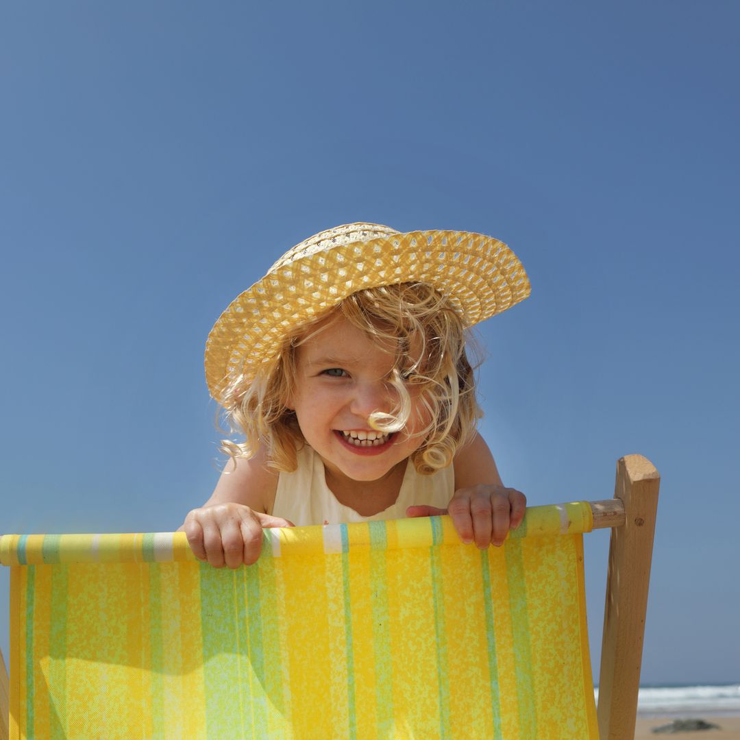 Niña tomando el sol