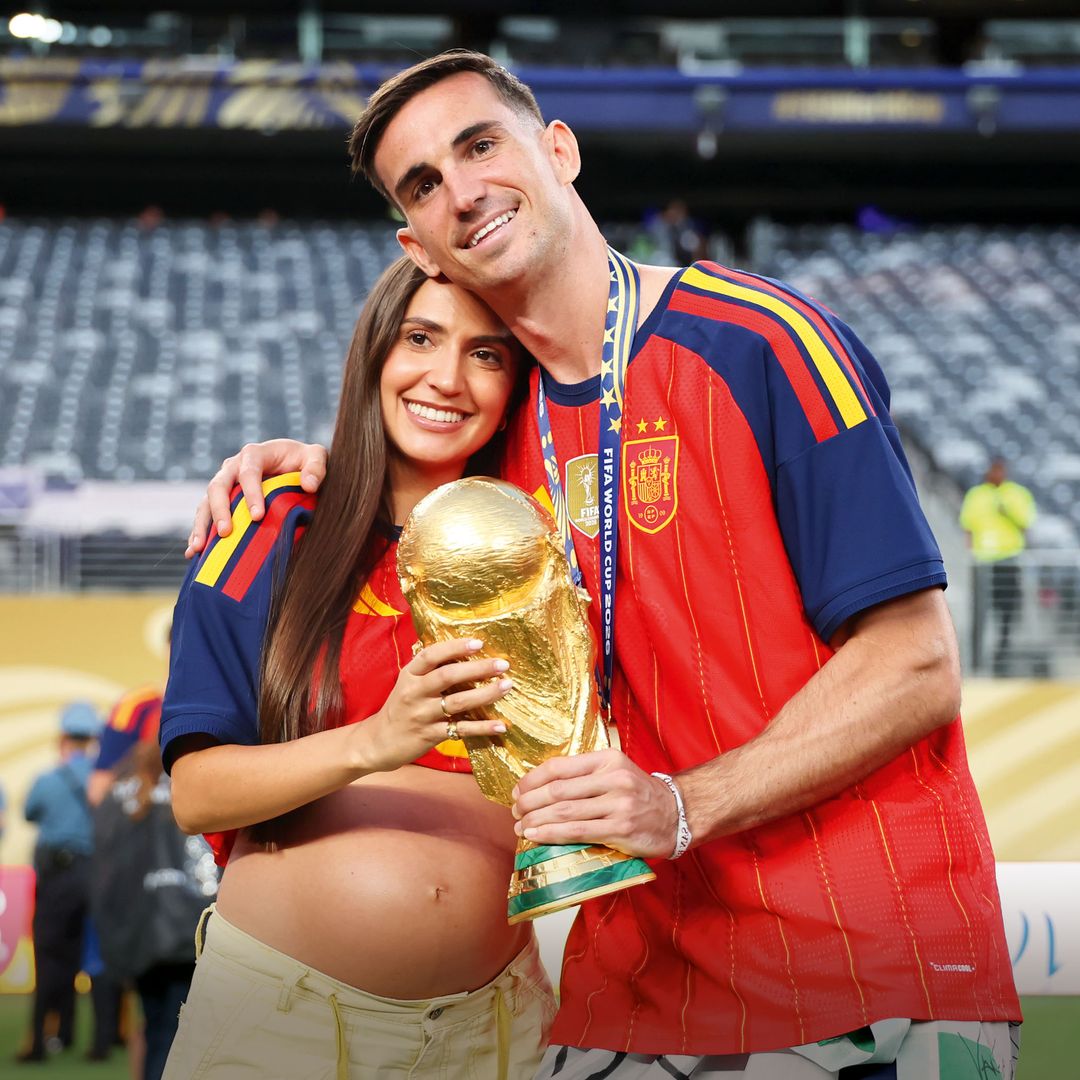 Fabián Ruiz con su mujer y la copa del Mundo