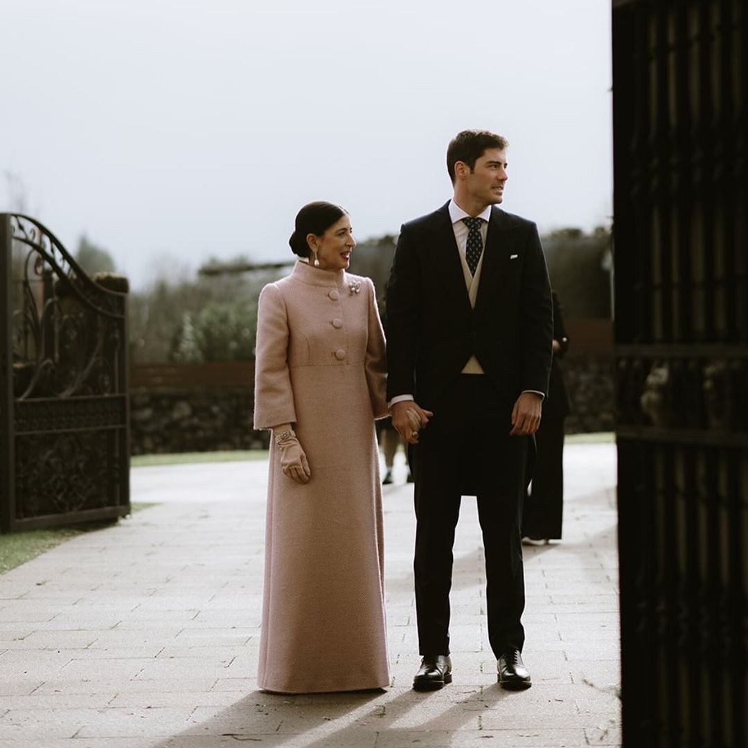 Ideas de abrigo para madrinas de boda de invierno rosa