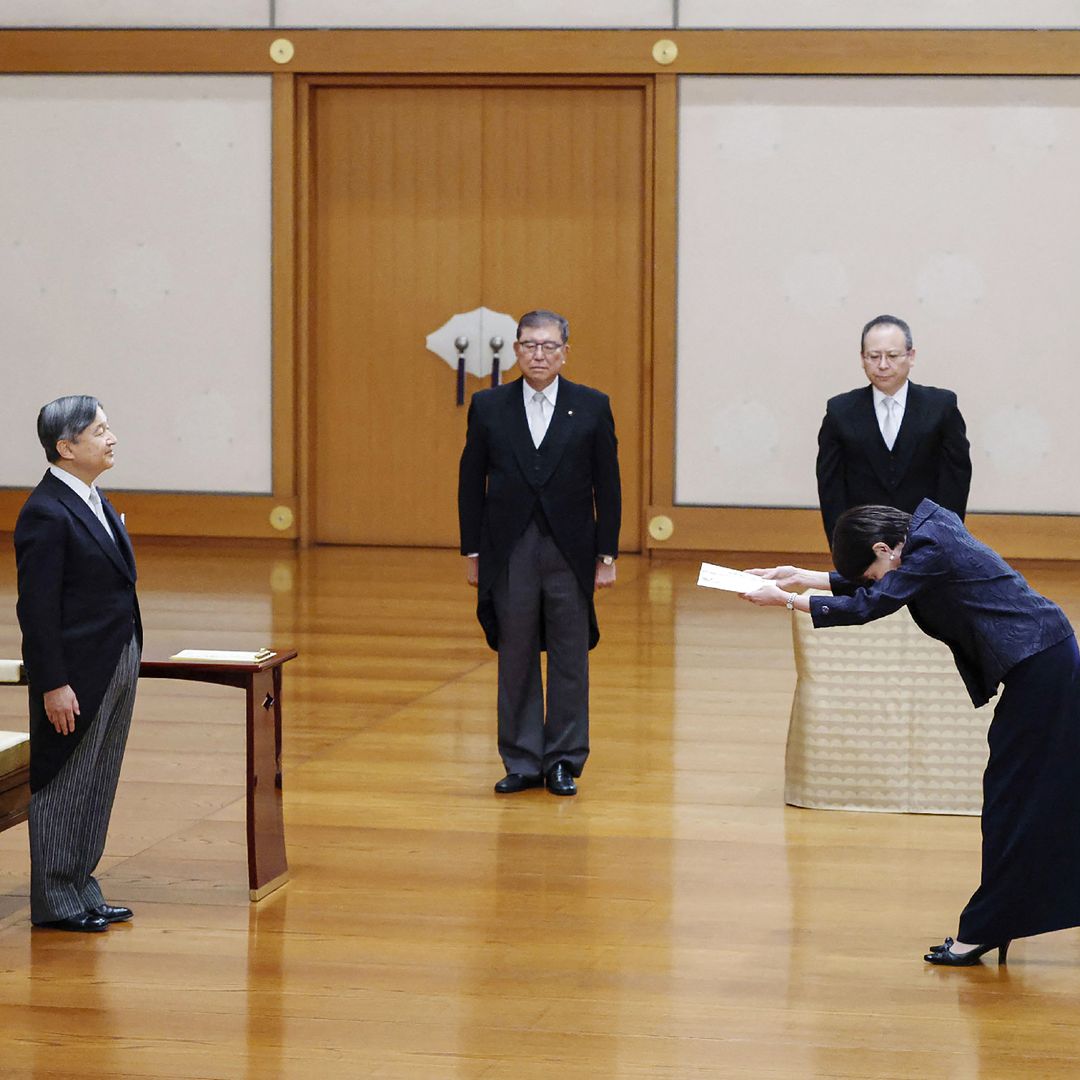 La llamativa ceremonia de toma de posesión de la primera ministra de Japón: 17 reverencias al emperador, perlas y 140 años de tradición
