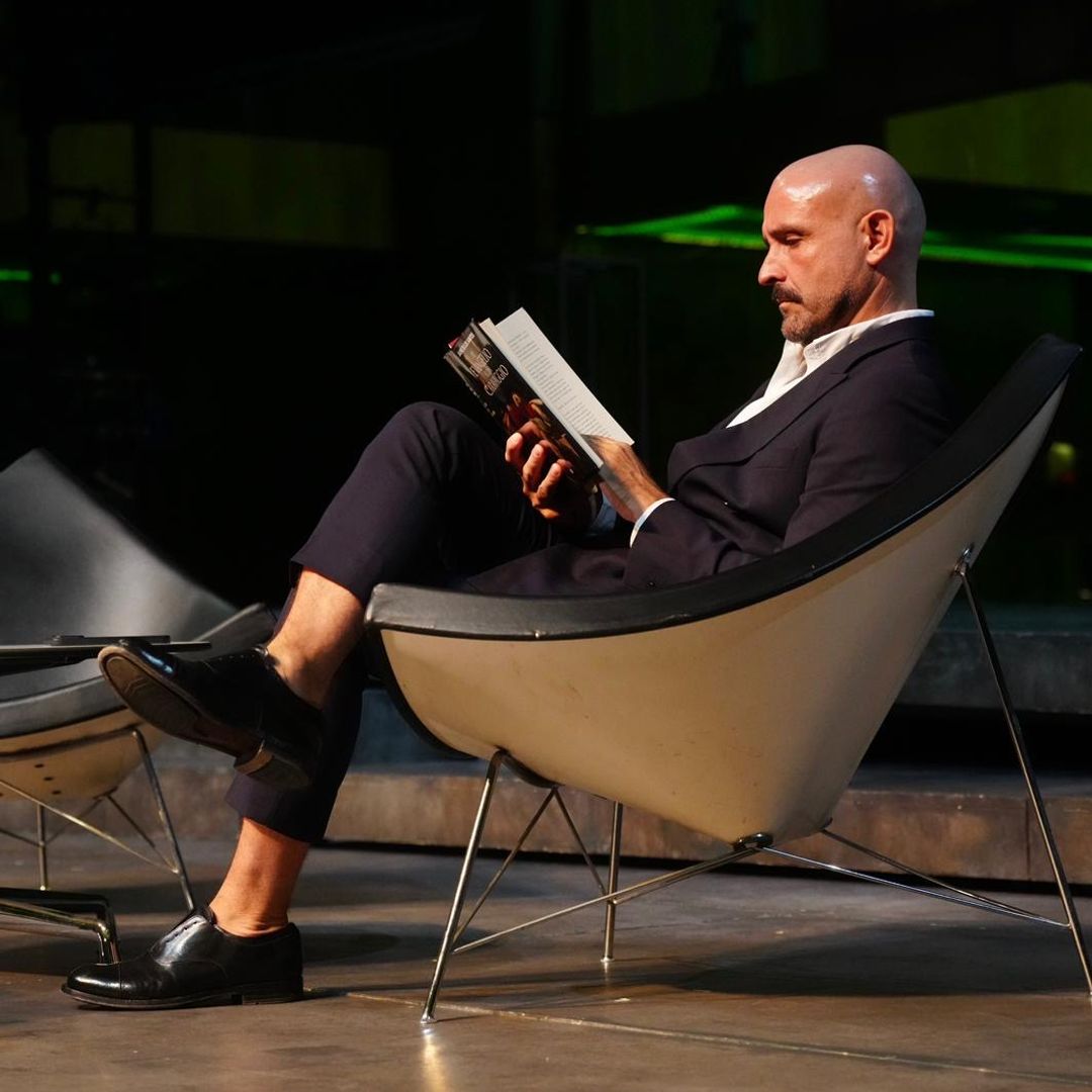 Jaime de los Santos, leyendo su libro 