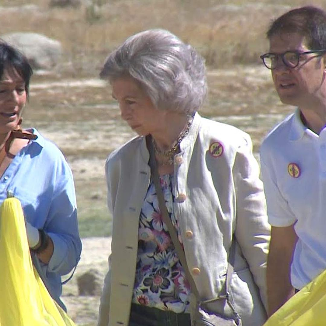 La reina Sofía ayuda a recoger basura en un embalse madrileño