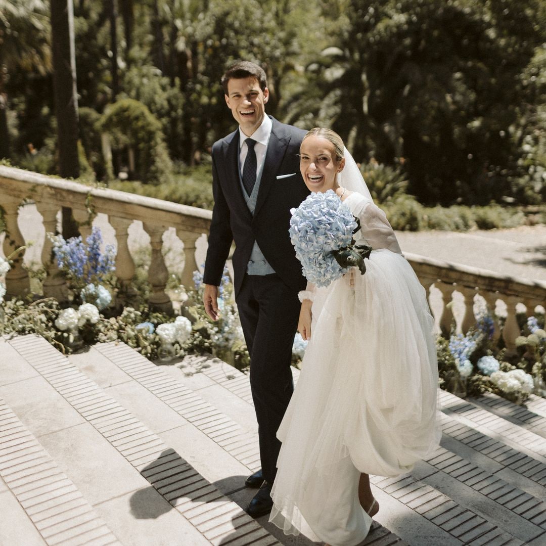La boda en Málaga de Natalia, la novia maña que llevó un vestido con chaqueta drapeada y un ramo de hortensias azules