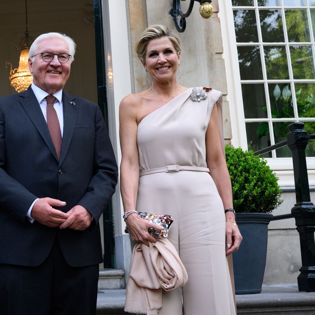 Máxima de Holanda recupera el protagonismo con el favorecedor mono 'palazzo' que marca su cintura y tacones de 4.500 cristales