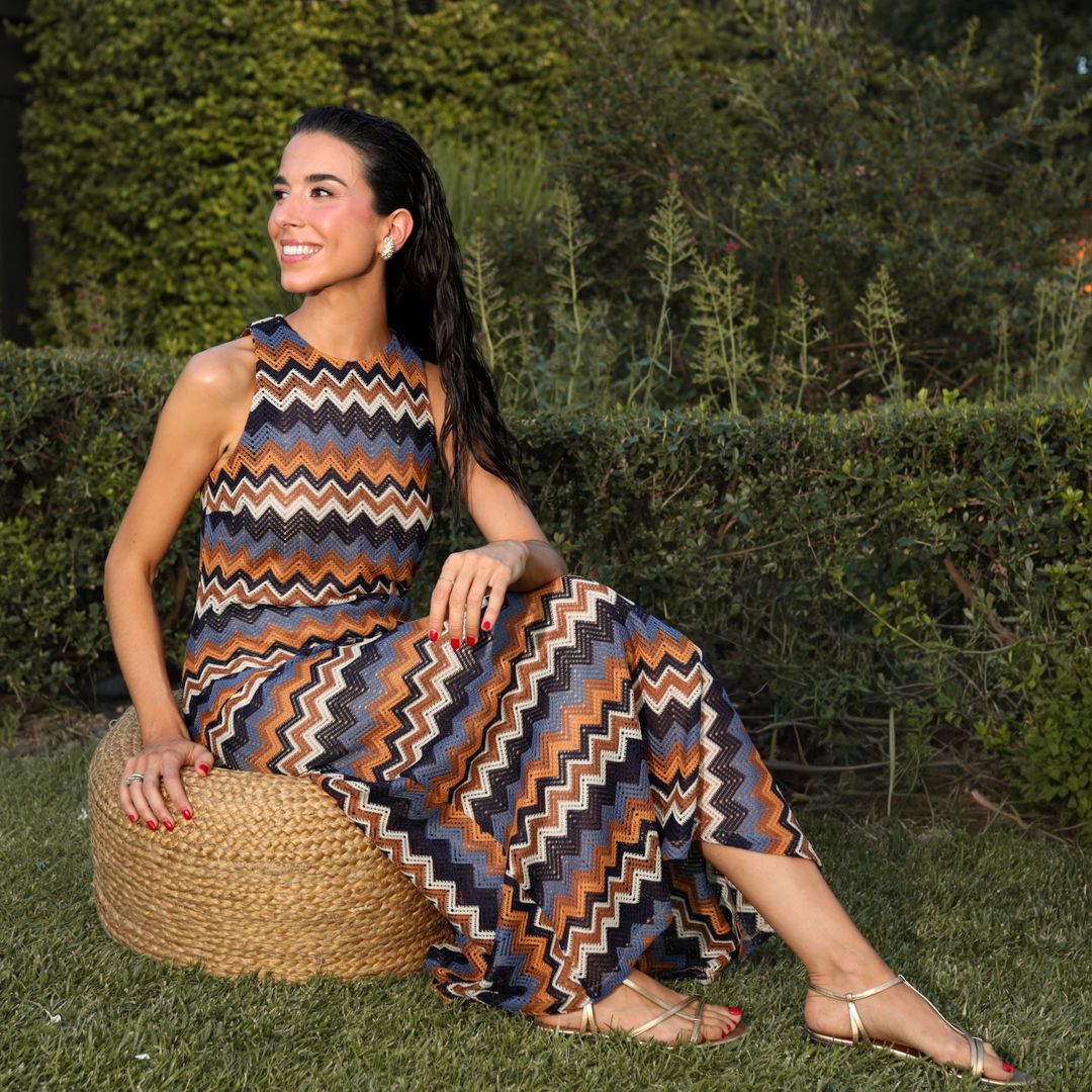 A solas con Laura Corsini en su íntima cena de verano: los secretos de la reina de las invitadas elegantes para sobrevivir con estilo la ola de calor