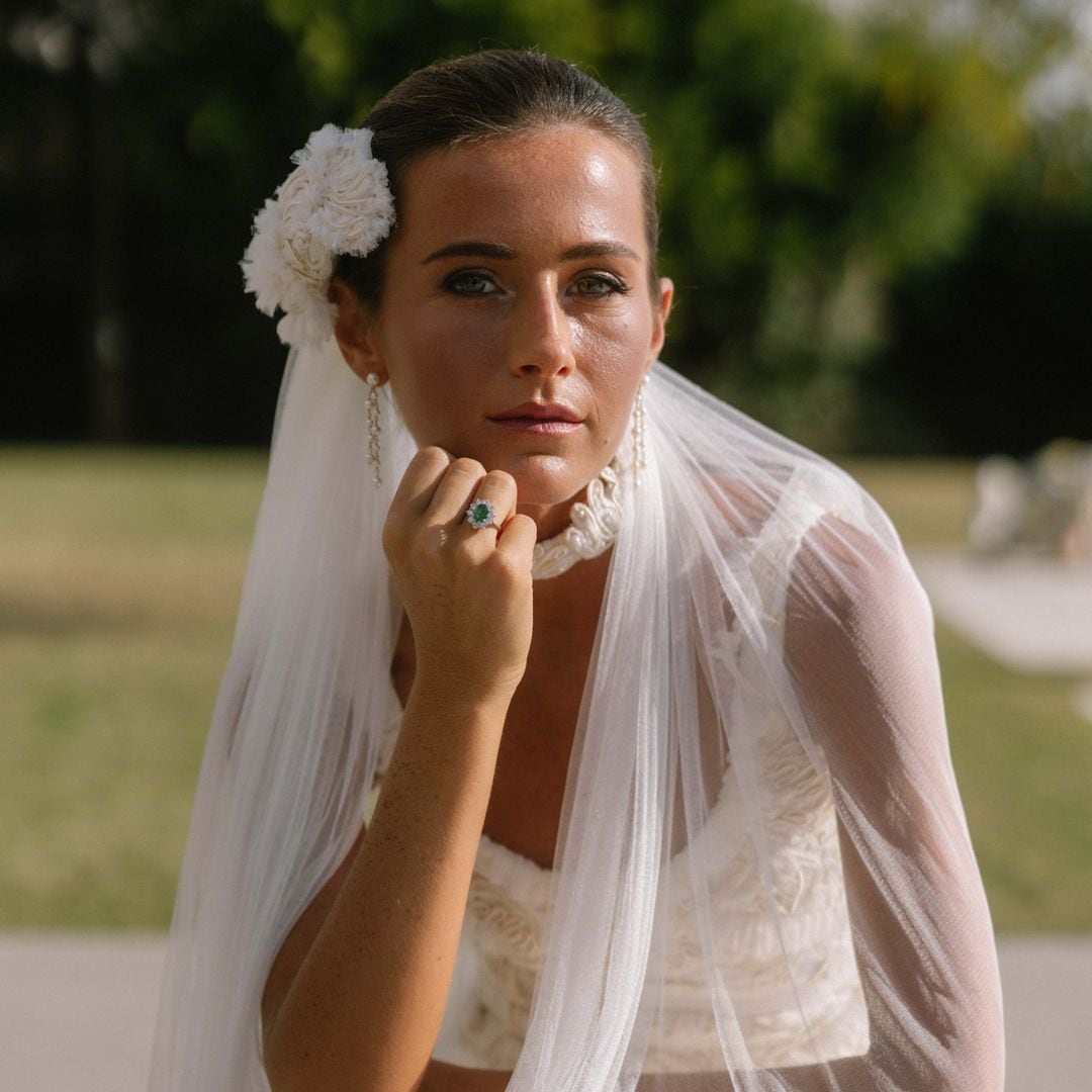 Los peinados de novia sencillos son mucho más especiales gracias a estos detalles inesperados