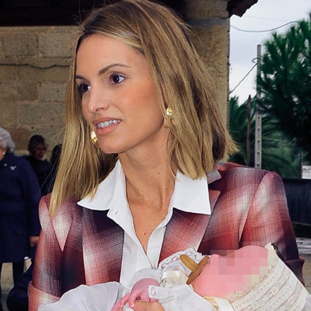 En ¡HOLA!, Andrea Pascual y Beltrán Gómez-Acebo bautizan a su hijo Juan en una ceremonia familiar, en Cáceres