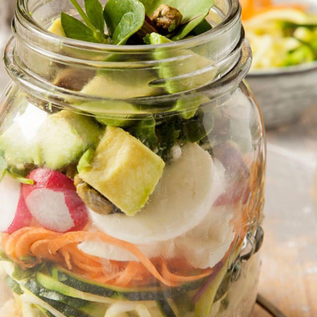 Ensalada de quinoa con aguacate, verduras y frutos secos