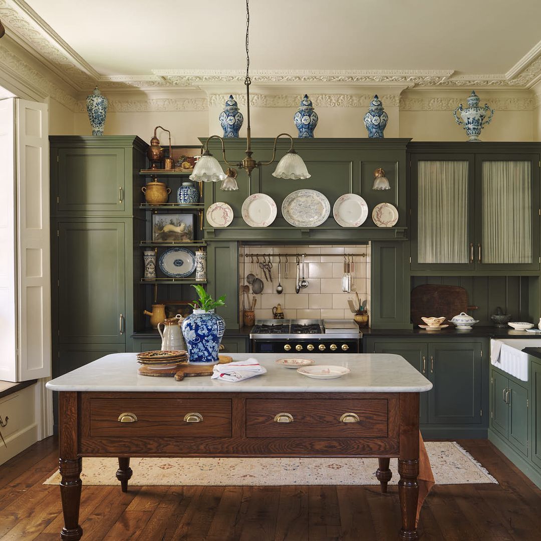 9 objetos de toda la vida que transforman por completo una casa moderna y la llenan de historia