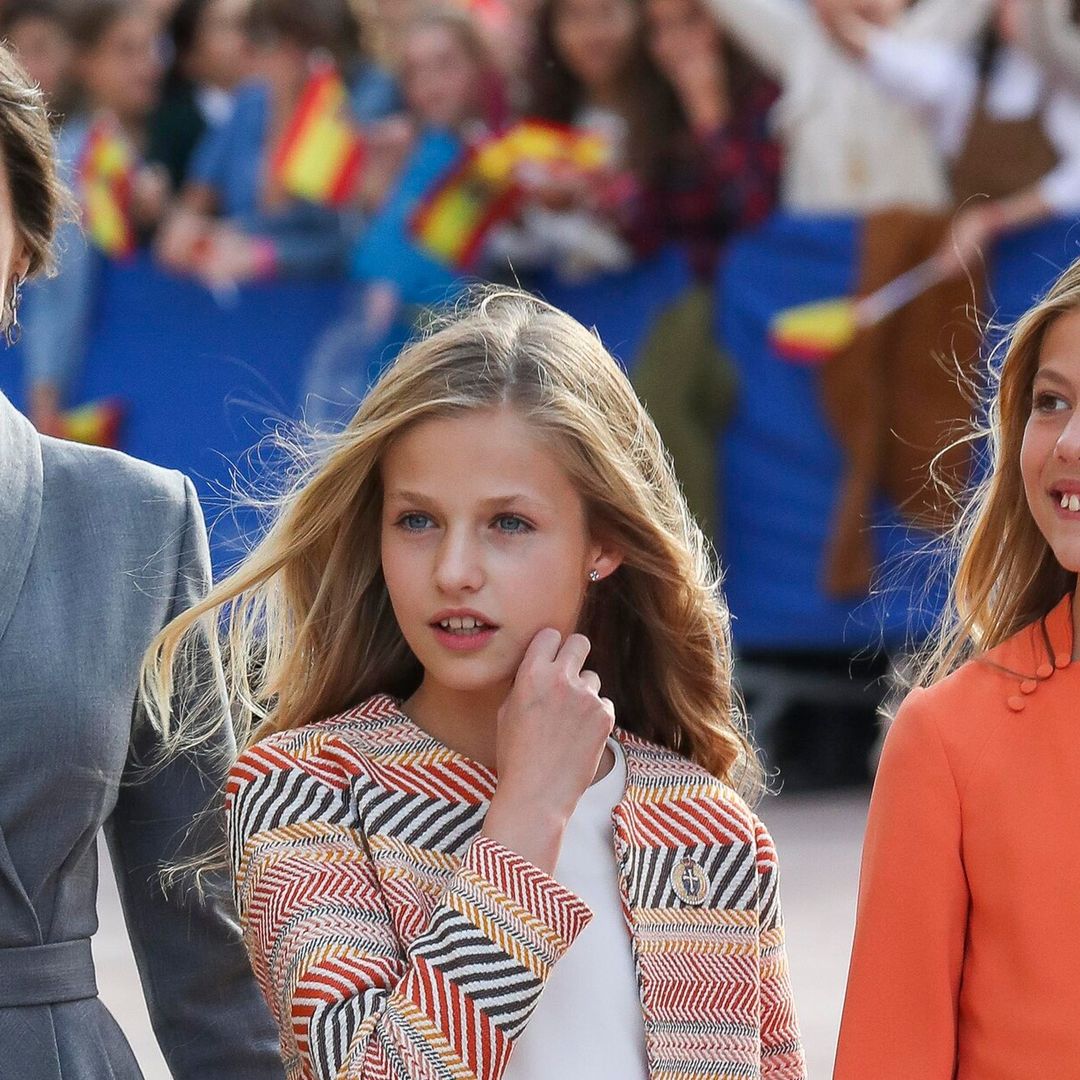 Las veces que la reina Letizia, Leonor y Sofía se han ‘robado’ ropa y accesorios