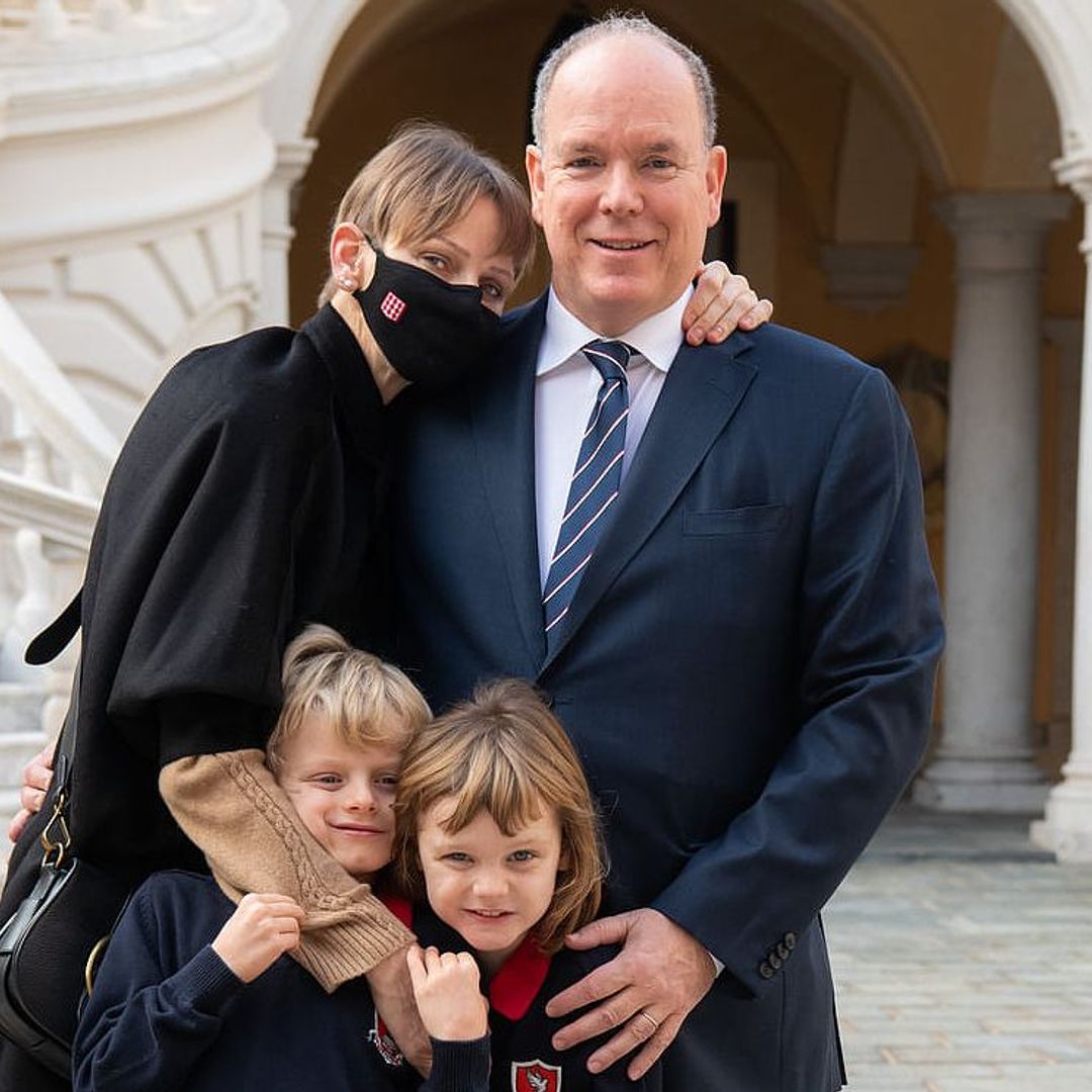 Las imágenes del cariñoso reencuentro de Charlene con su marido y sus hijos en Mónaco tras seis meses separados