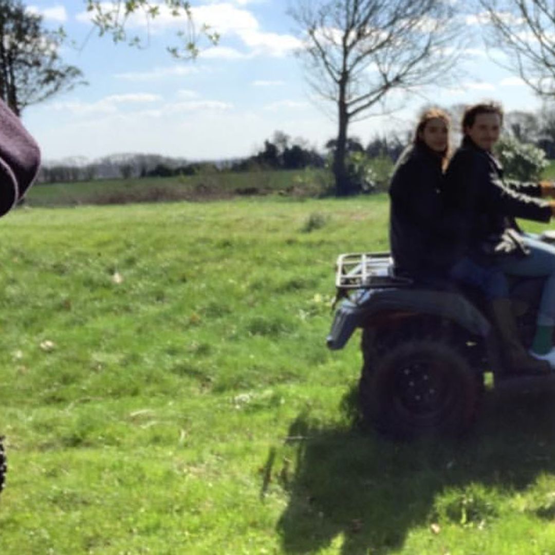 David Beckham y su perra, de "paquete" en un 'quad' con Harper al volante