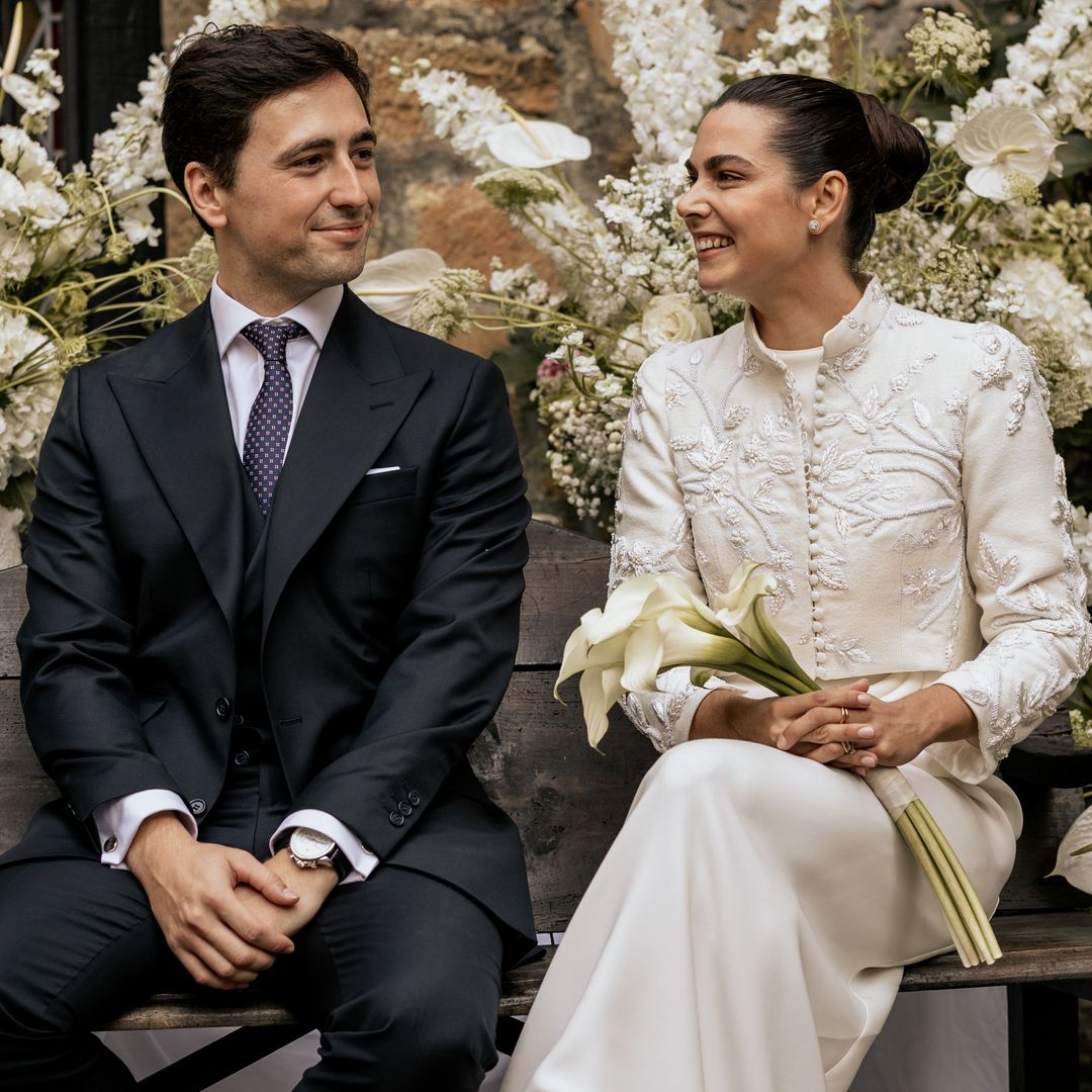 Una chaqueta torera y un vestido inspirado en Balenciaga para María, la novia vasca que celebró una boda íntima