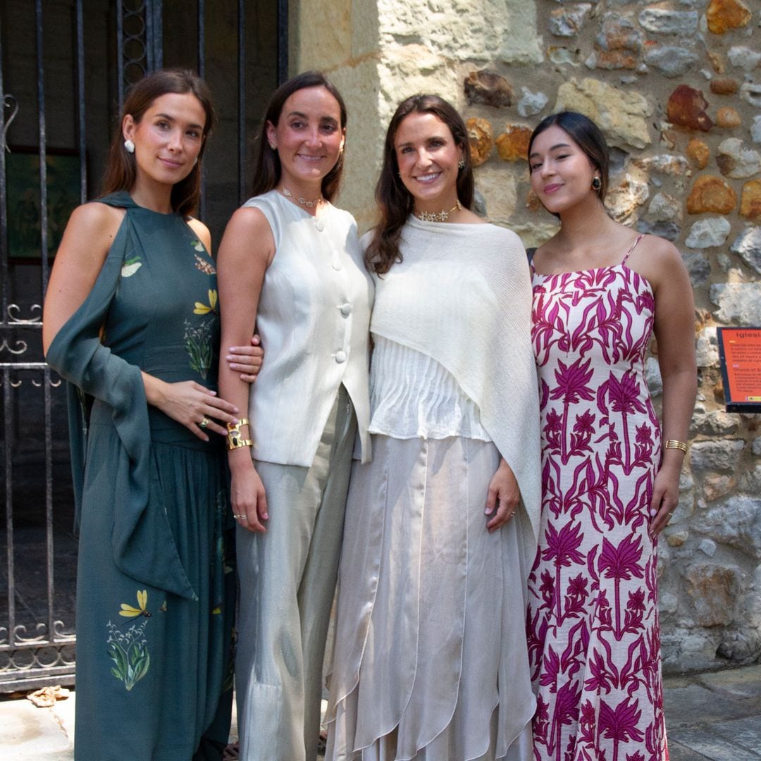 María Pombo arriesga con su vestido de invitada: todos los looks del bautizo de las mellizas de Marta Pombo