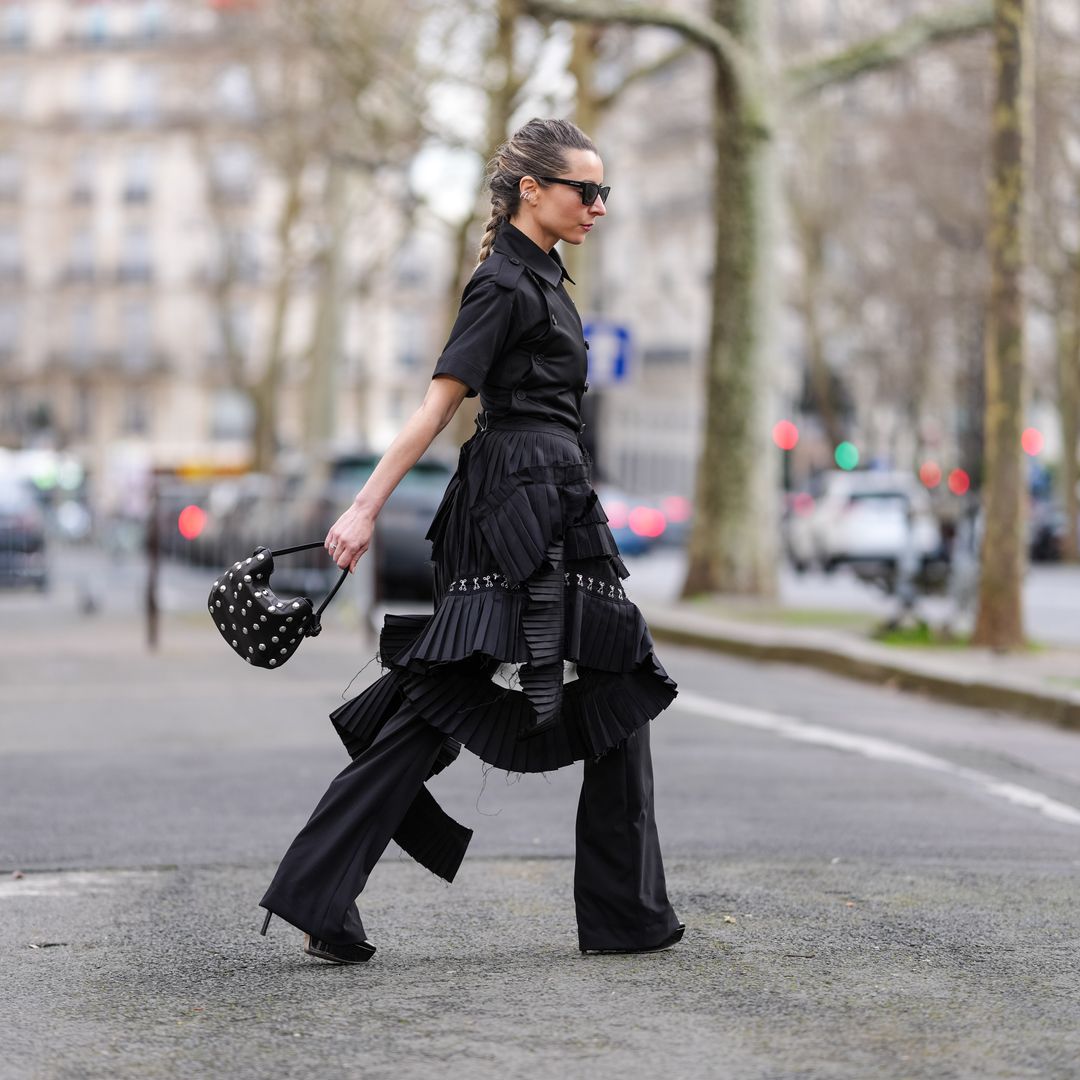 bolso con tachuelas y total look negro