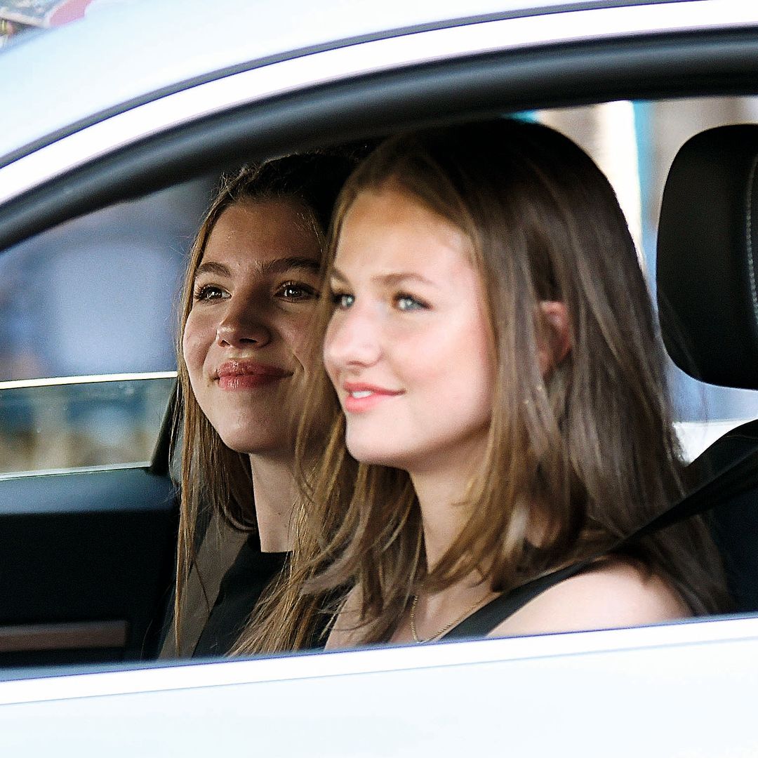 La princesa Leonor conduciendo un coche con su hermana de copiloto
