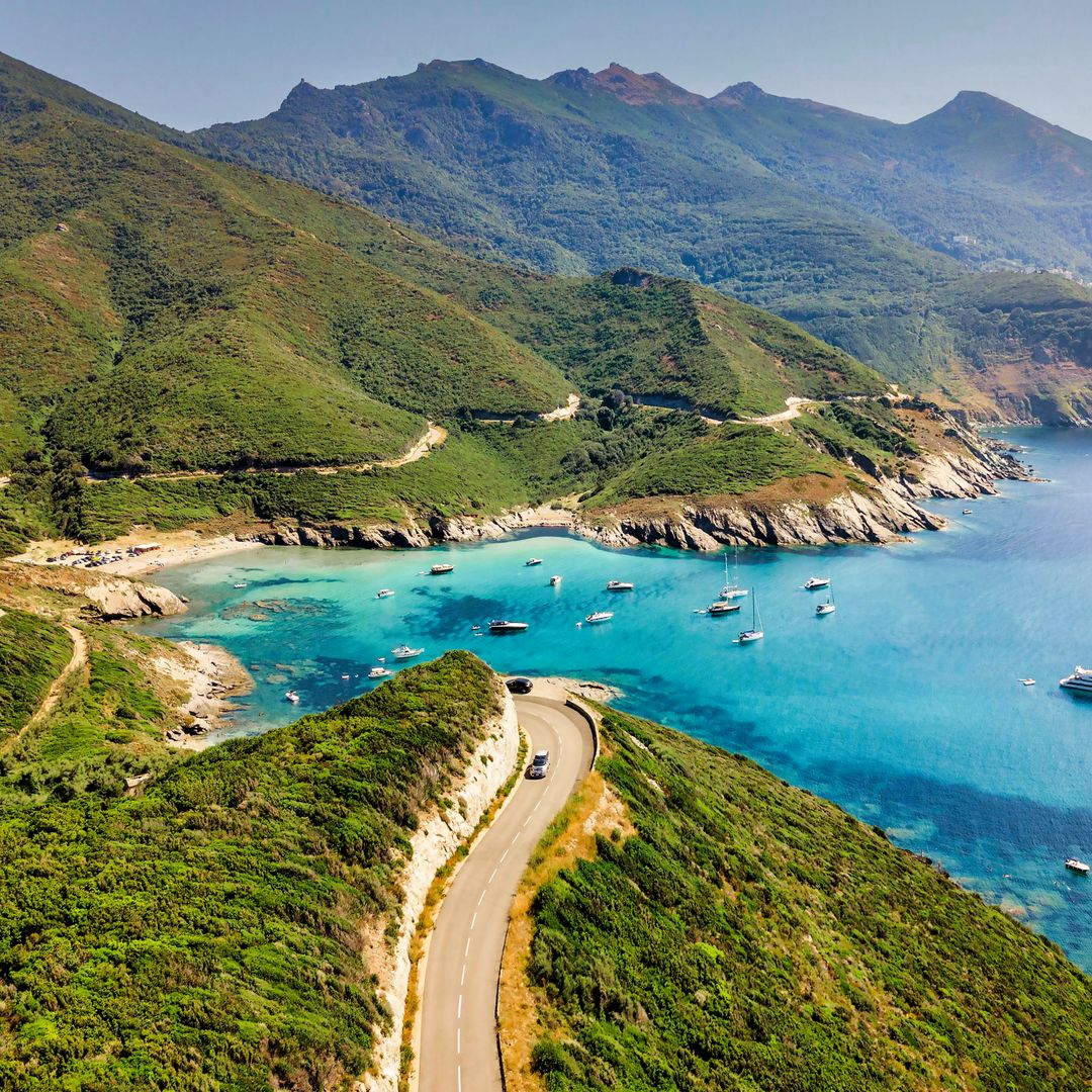 Carretera y panorámica en Cap de Corse, Córcega