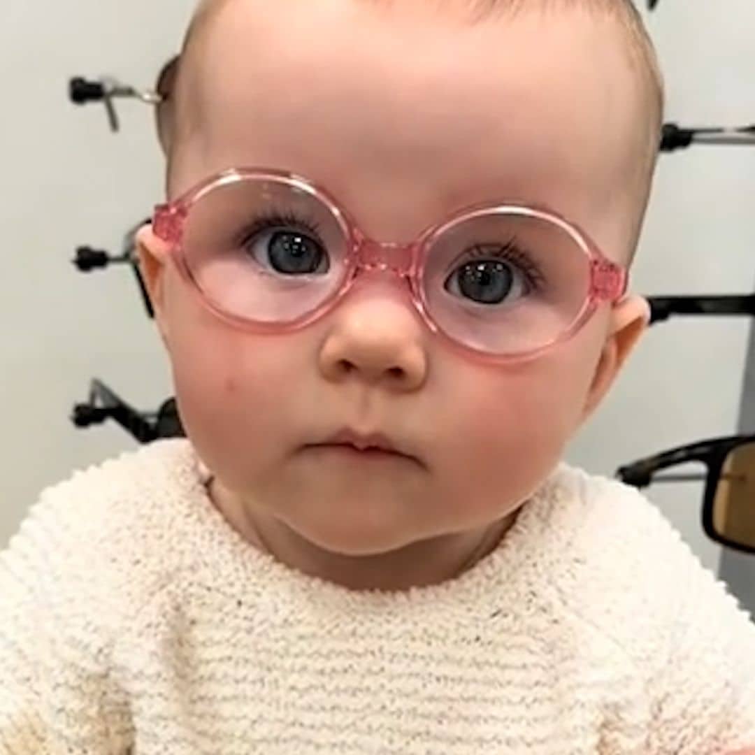 La reacción de un bebé al ver por primera vez el mundo con gafas que se ha viralizado en redes