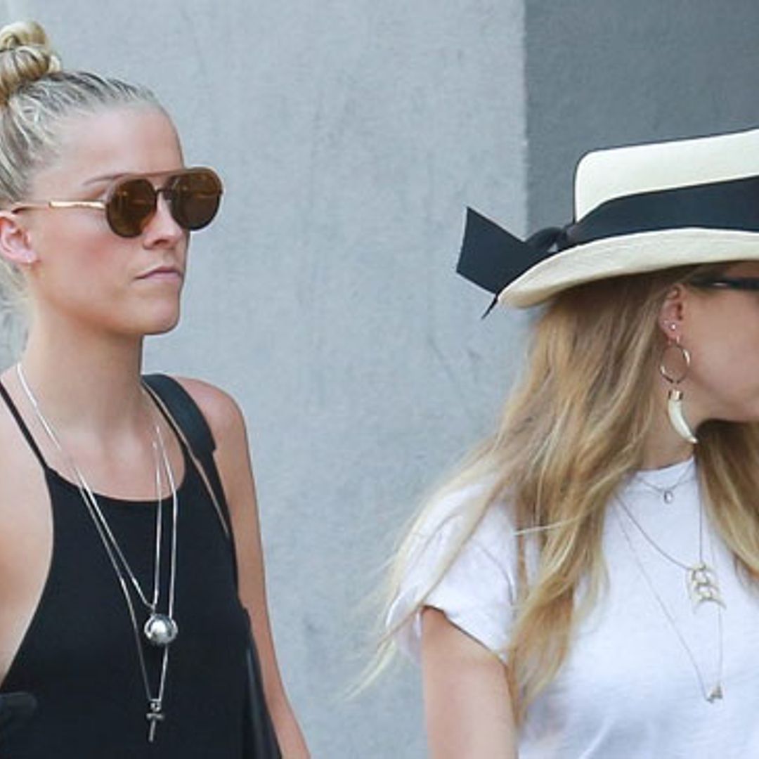Comparten físico, gusto por la moda y apellido... ¿quién es la joven que acompaña a Amber Heard?