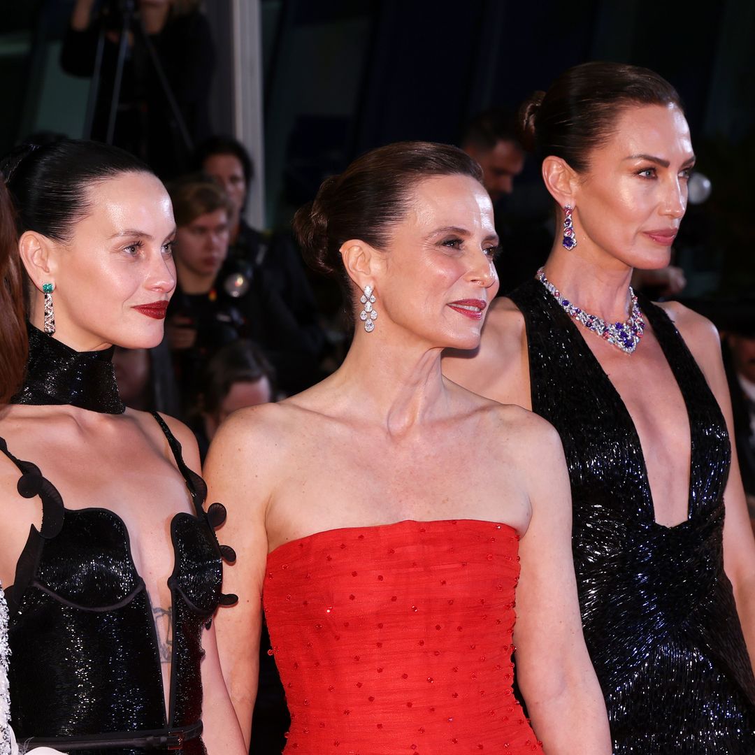 Este es el peinado de invitada favorito de las españolas en Cannes: 4 moños 'wet' para acertar de los 20 a los 50