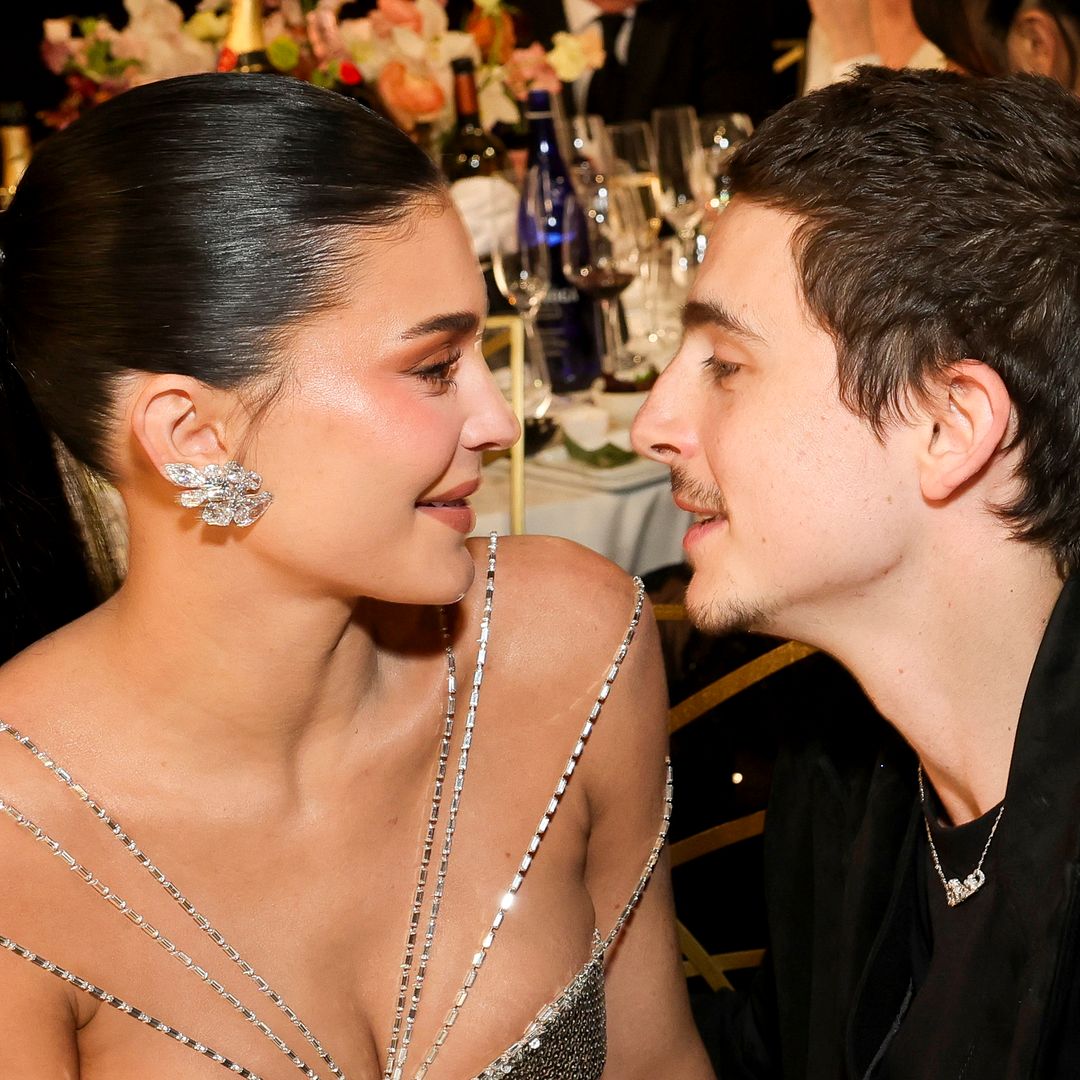 Kylie Jenner y Timothée Chalamet sellan su noche en los Golden Globes 2026 con románticos besos