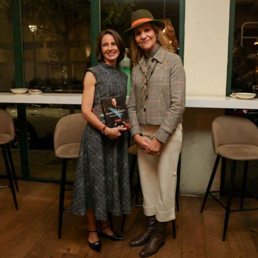 La infanta Elena asiste en Madrid a la firma de las memorias de su padre, arropada por sus primas Simoneta Gómez-Acebo y María Zurita