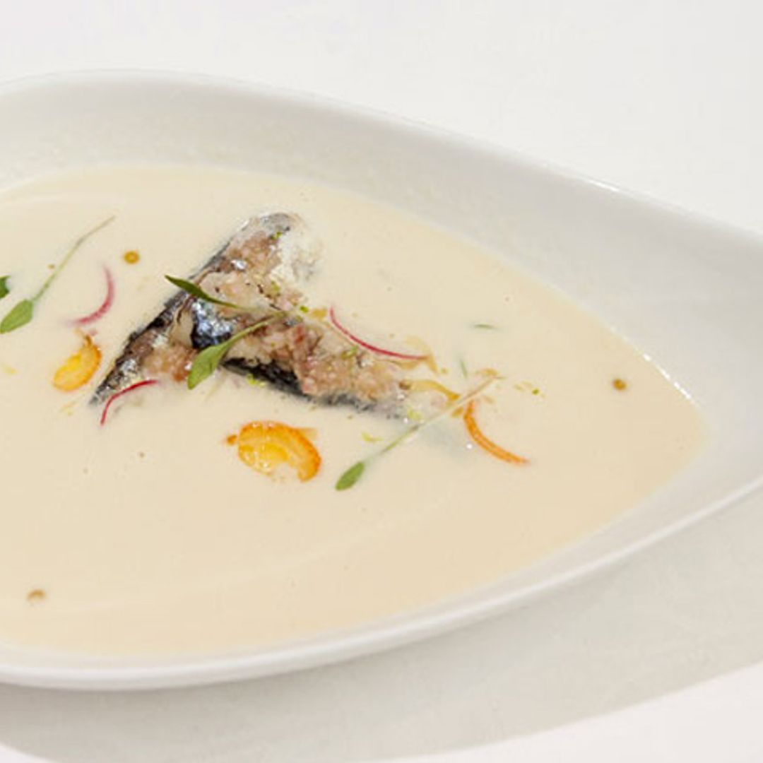 Ajoblanco de coco con sardinillas