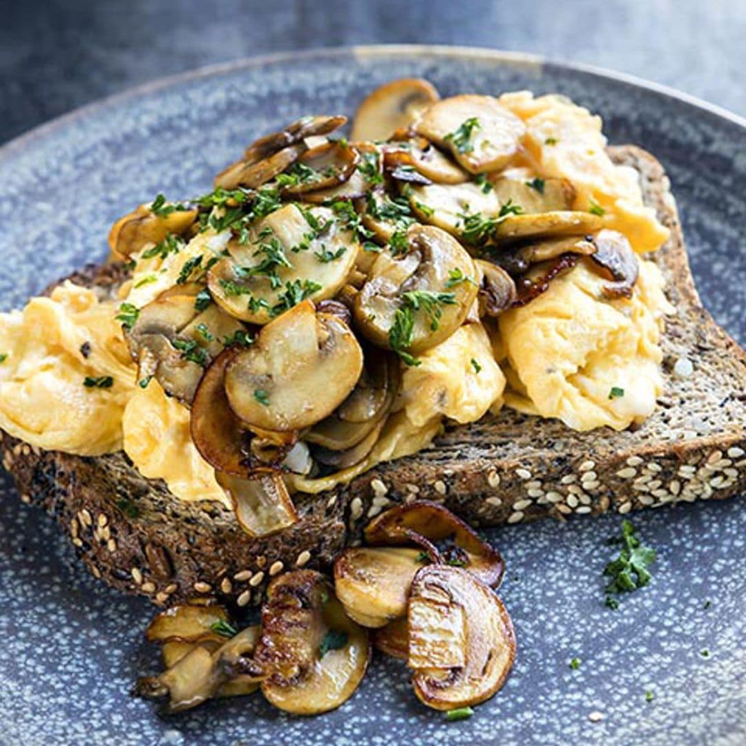Tosta de huevo y setas caramelizadas