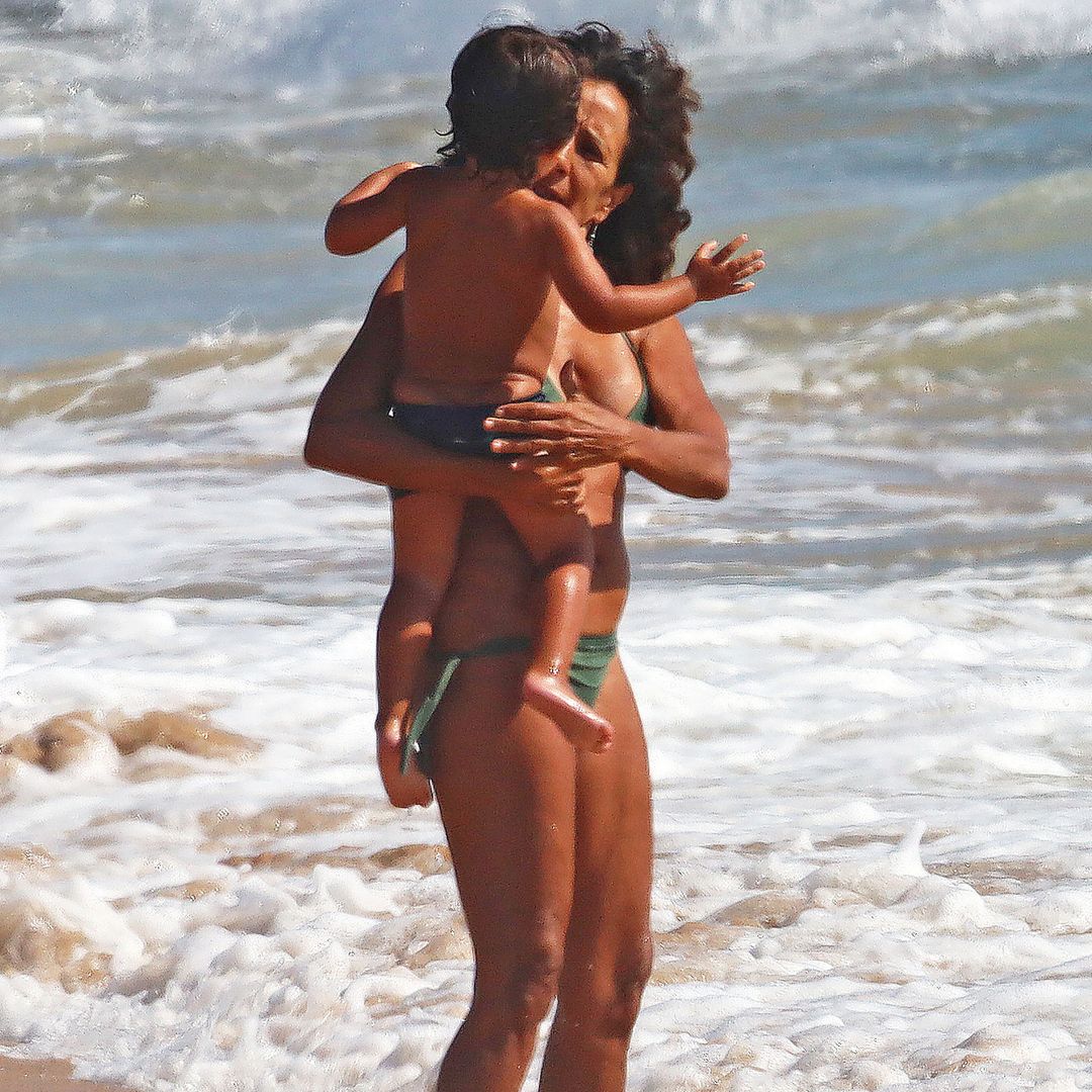 Rosario Flores disfruta de un día de playa en familia