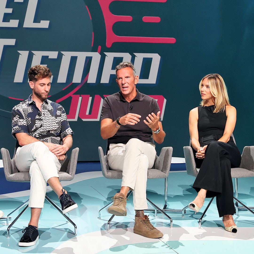 Joaquín con sus compañeros de programa, César Muñoz y María Ruiz. Arriba, con Alexia Pla