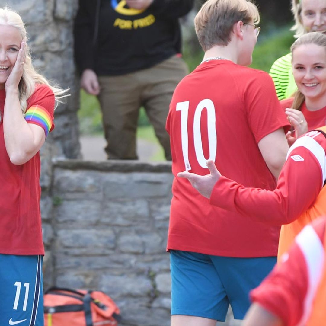 ¡Gooool! Ingrid Alexandra de Noruega, junto a su familia, disputa un partido de fútbol antes de su gran debut
