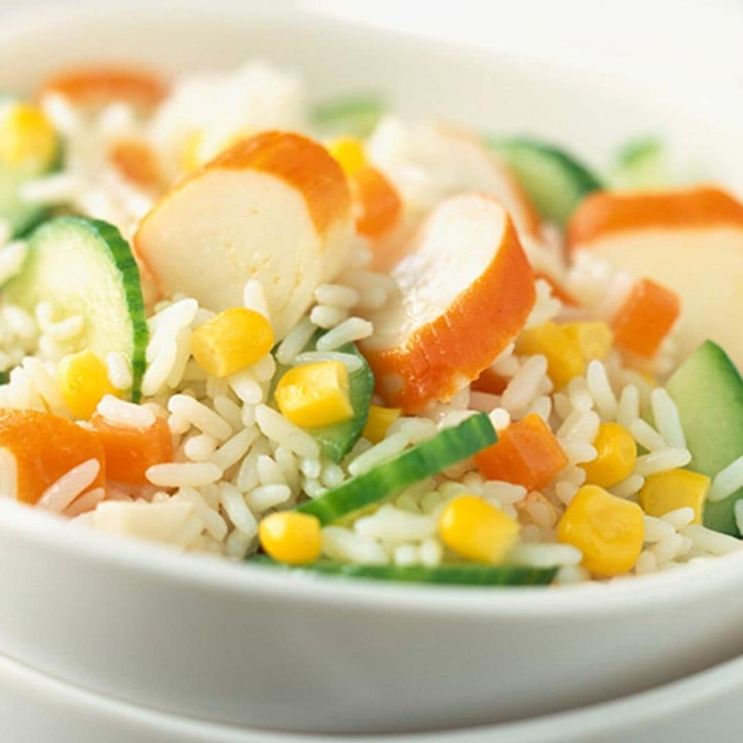 Ensalada de arroz, maíz y palitos de cangrejo