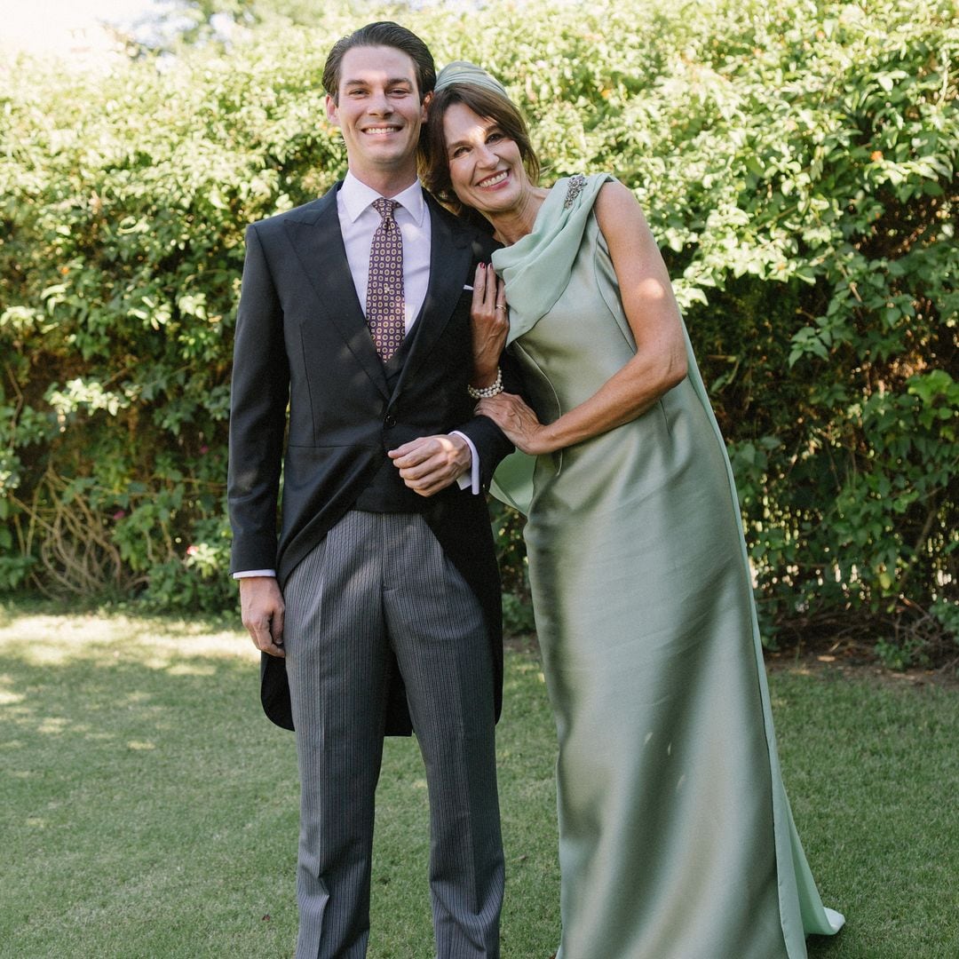 El vestido de madrina de María, desmontable y con guiño a Balenciaga, la convirtió en la más elegante de una boda en Jerez