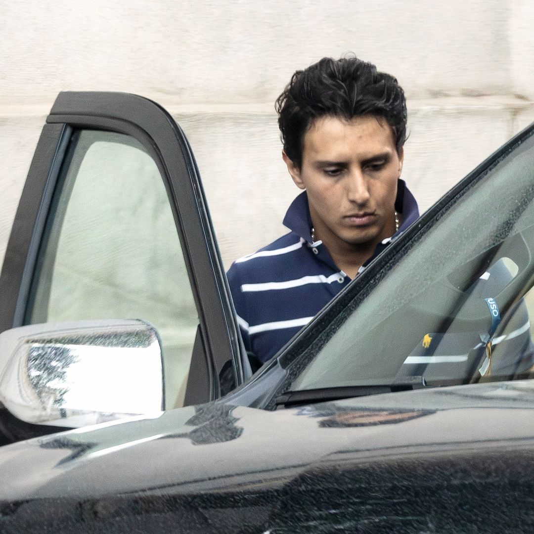 Al día siguiente, Andrés saliendo de palacio con su equipaje de mano
