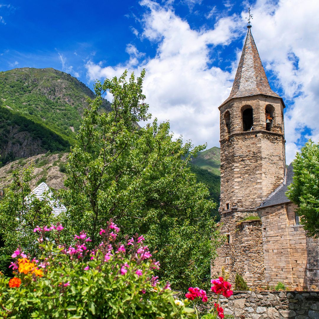 Villa de Bagergue y su iglesia románica de Sant Feliú, en el valle de Arán, Lleida
