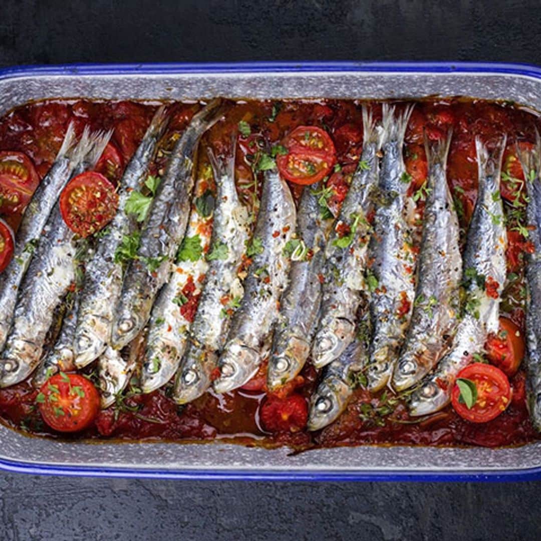 Sardinas asadas con ajo, tomate y hierbas aromáticas