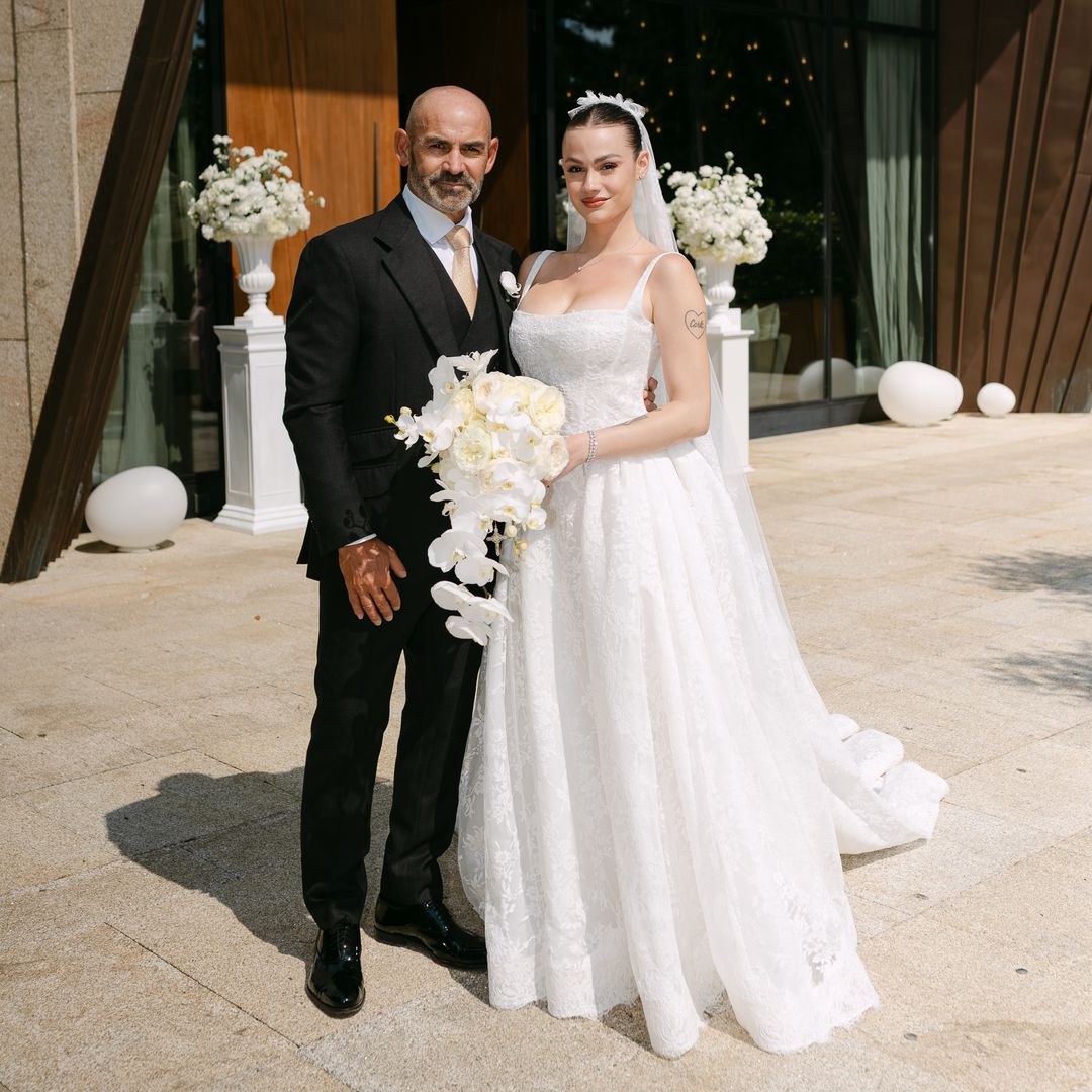 FOTOS EXCLUSIVAS. Nadia Jémez, hija de Paco Jémez, posa junto a su padre minutos antes de dirigirse al altar: "Mi vestido pesa 13 kilos y llevo un velo de dos metros"