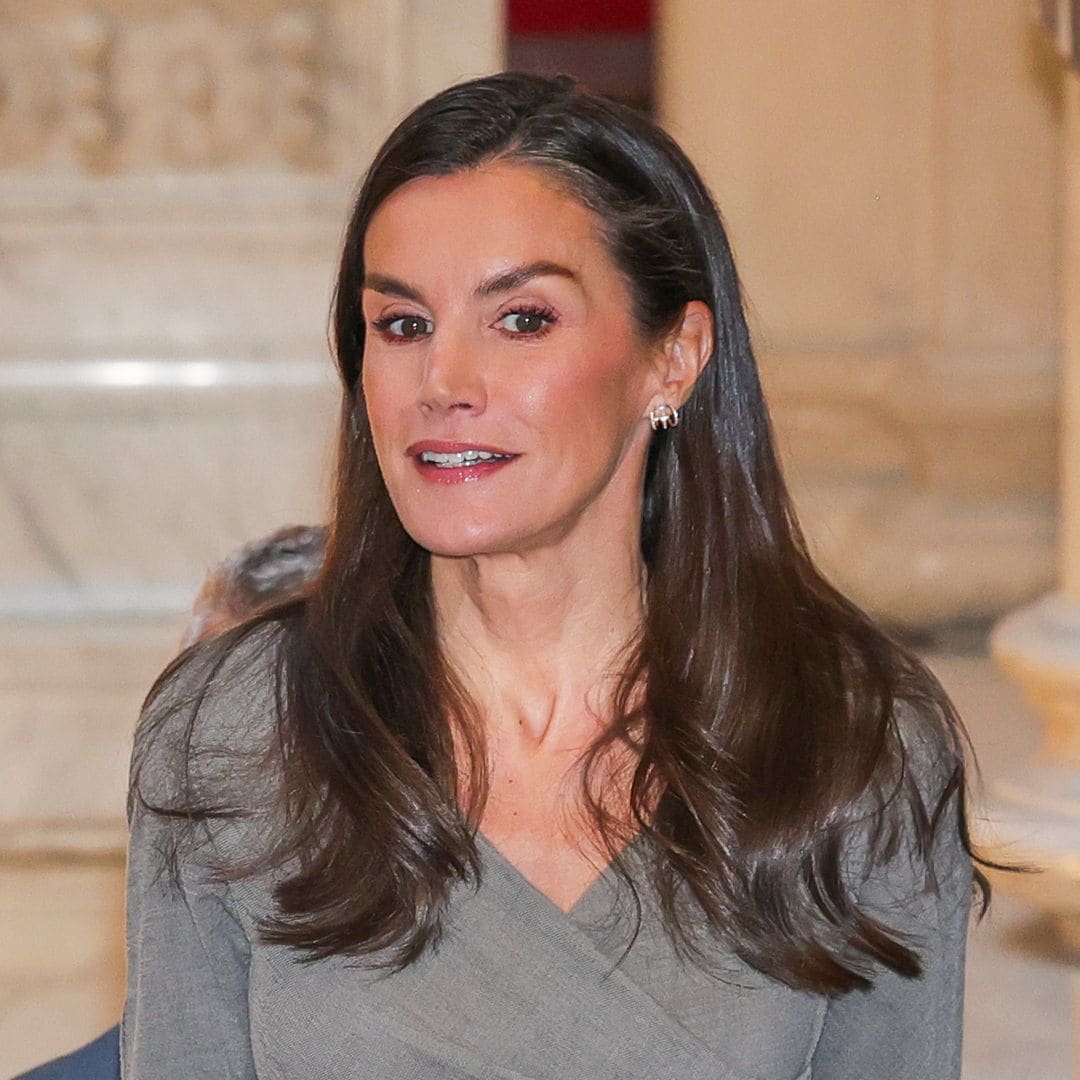 La reina Letizia, fabulosa con maxicinturón, cambia de estilo en Madrid con su vestido mallorquín que estrenó en Tudela