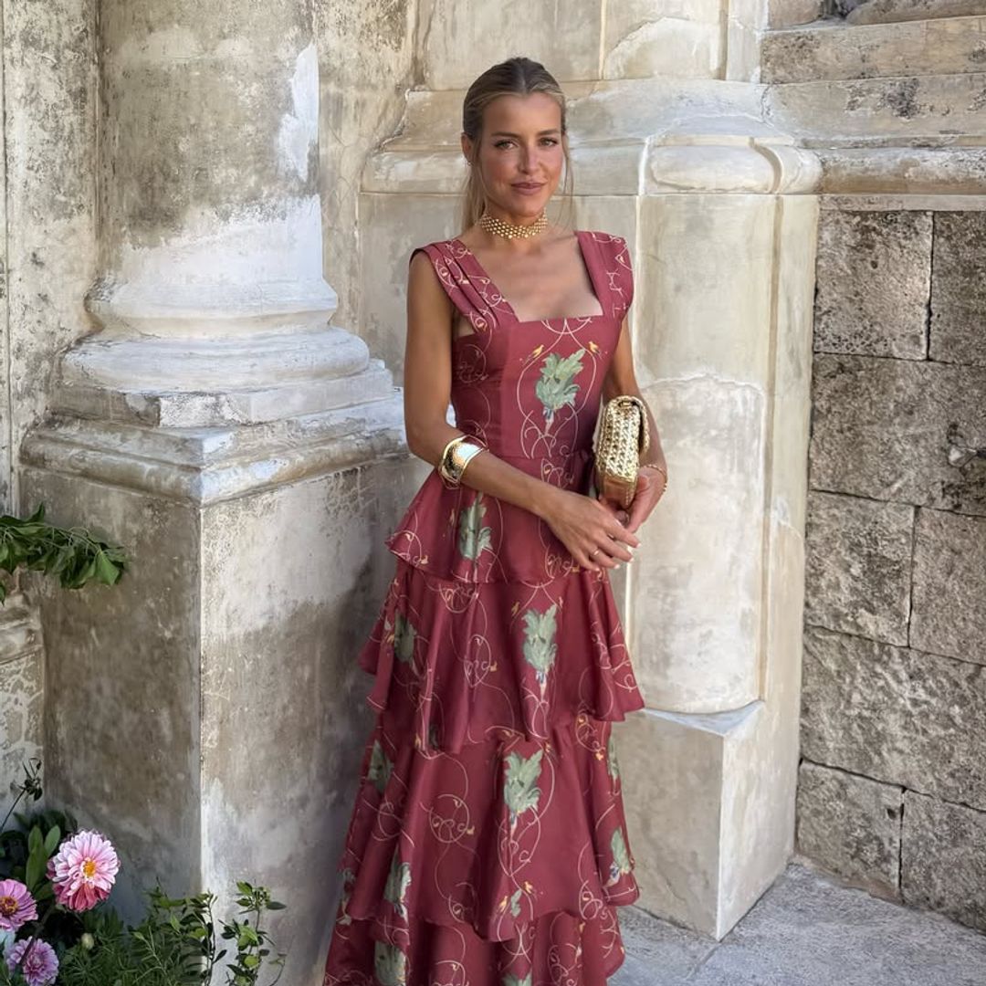 10 invitadas que ya se han convertido en la inspiración absoluta de la redacción de ¡HOLA!: colores sorbete, estampados tendencia y accesorios dorados