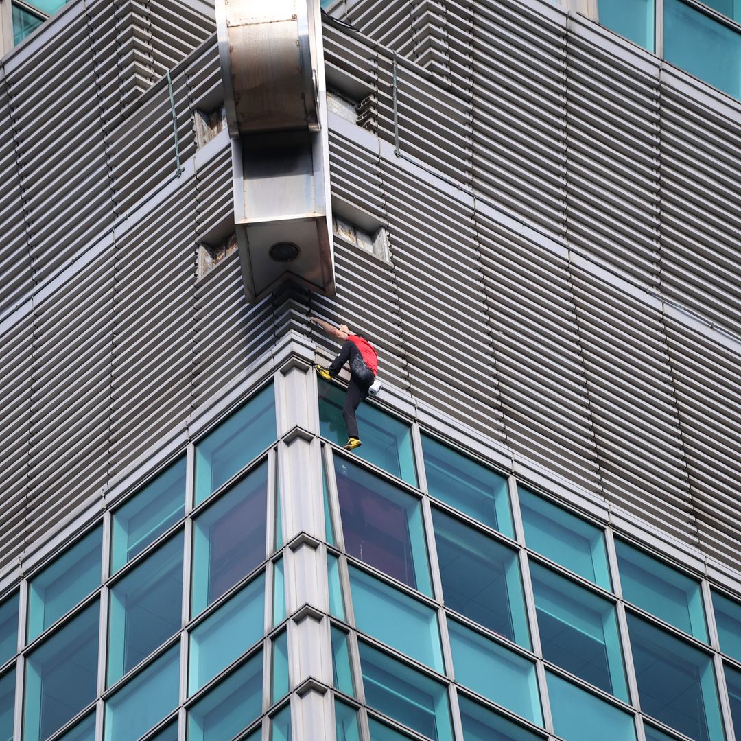 Las impactantes imágenes de Alex Honnold, el hombre que desafió a la muerte en lo alto de un rascacielos