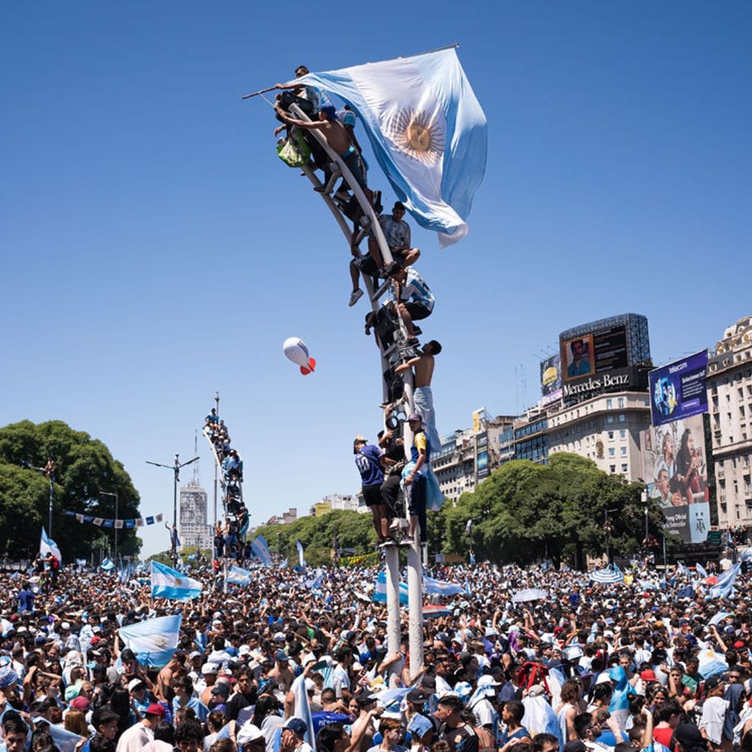 Saltar desde un puente o trepar hasta lo alto del Obelisco: los argentinos se desatan para recibir a su Selección