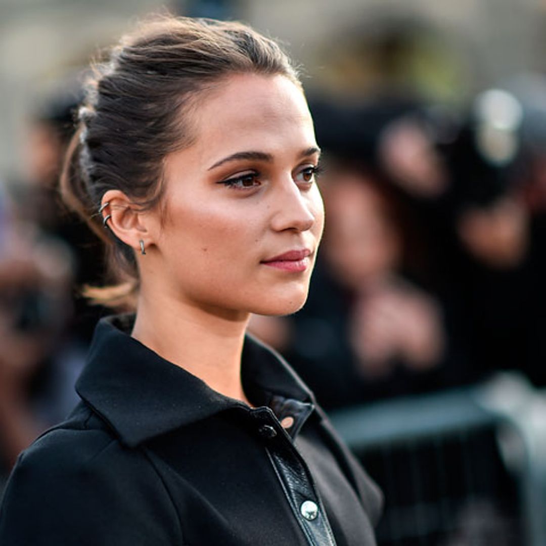 Alicia Vikander combina su 'total black' con un exclusivo (y carísimo) bolso de edición limitada