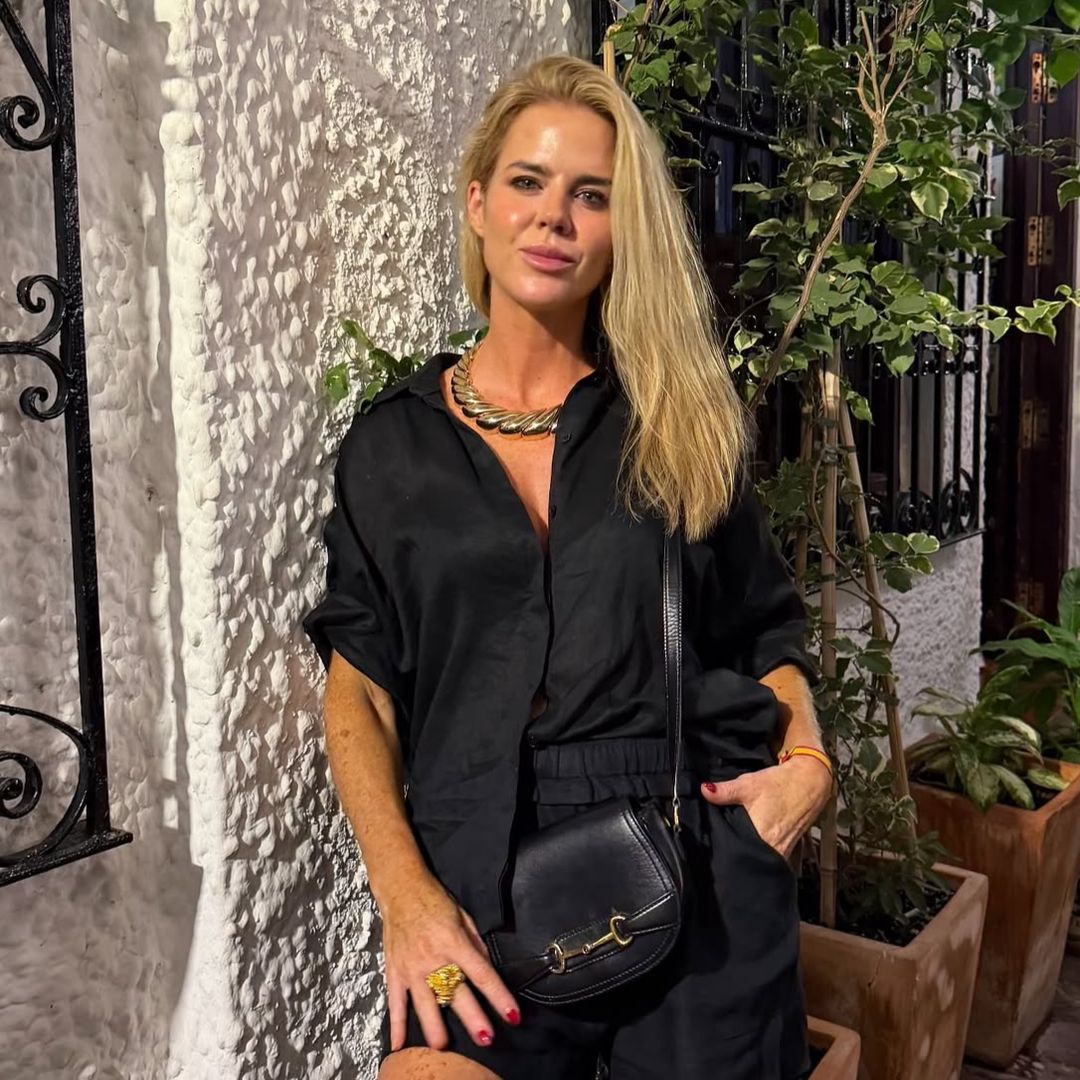 Amelia Bono conquista Marbella con el look negro más elegante del verano: camisa de lino, collar XL y un bolso 'vintage'