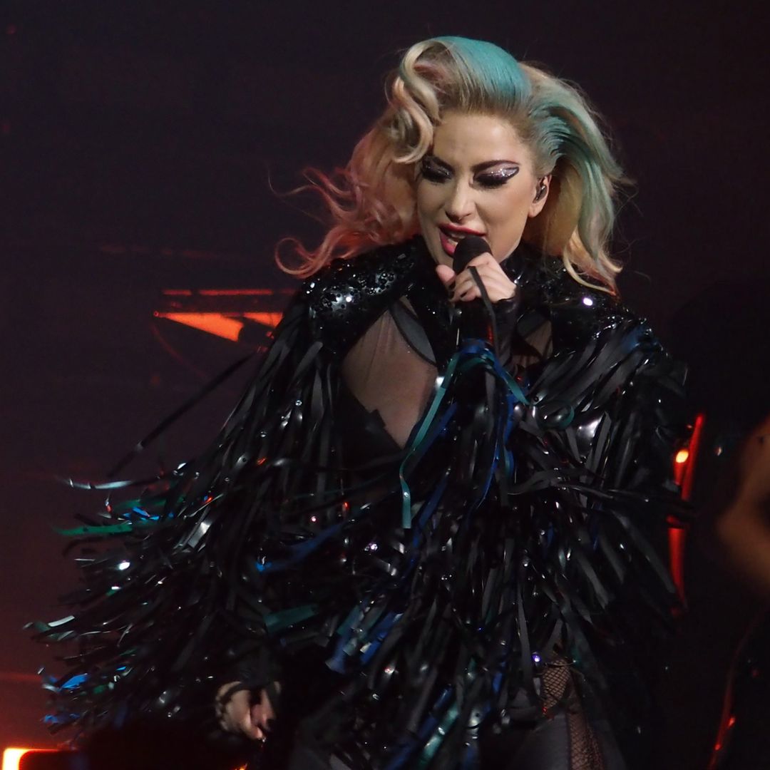 Lady Gaga con diseño de Pam Hogg (2018)