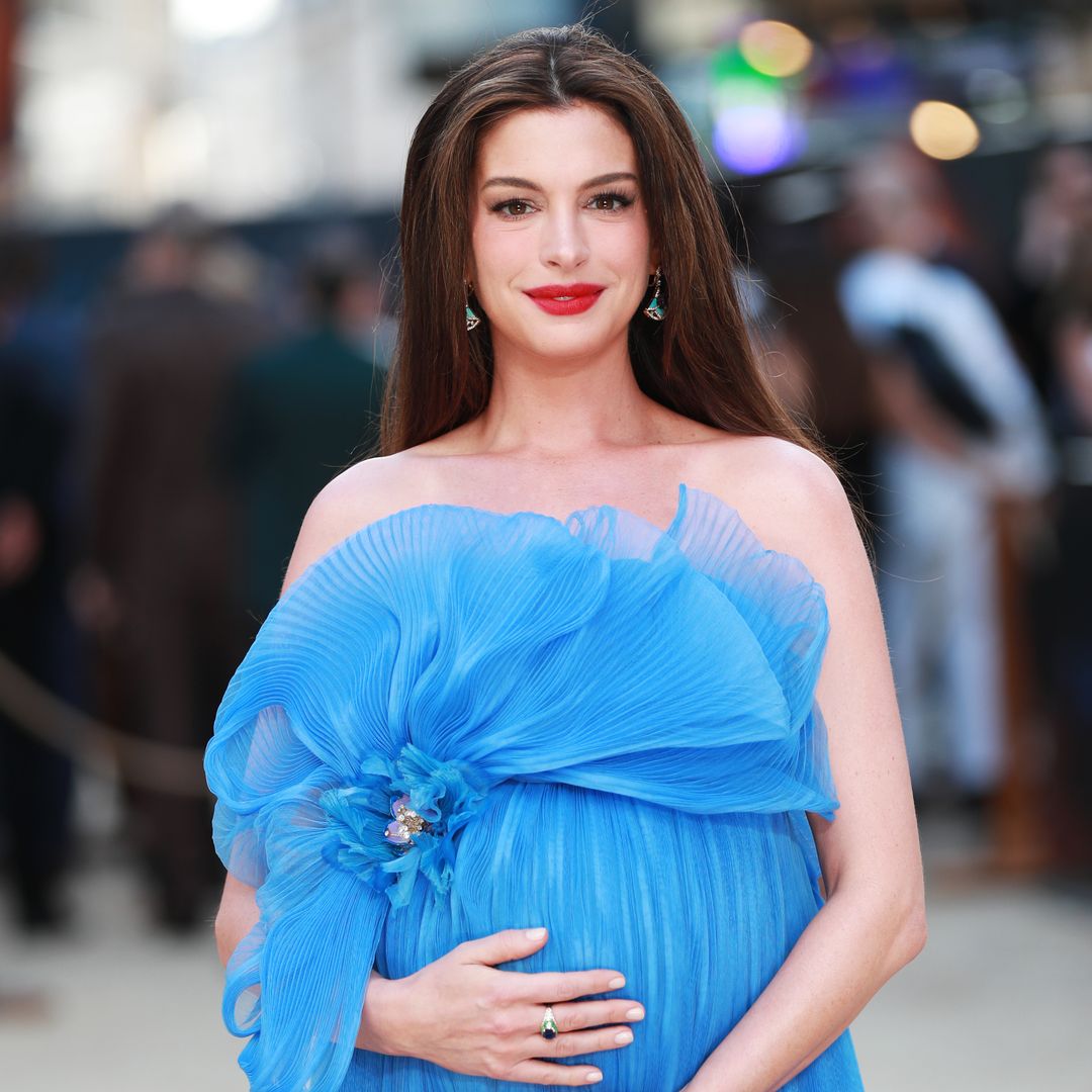 Anne Hathaway, embarazada y radiante con un vestido azul efecto agua que podría esconder una pista sobre su bebé